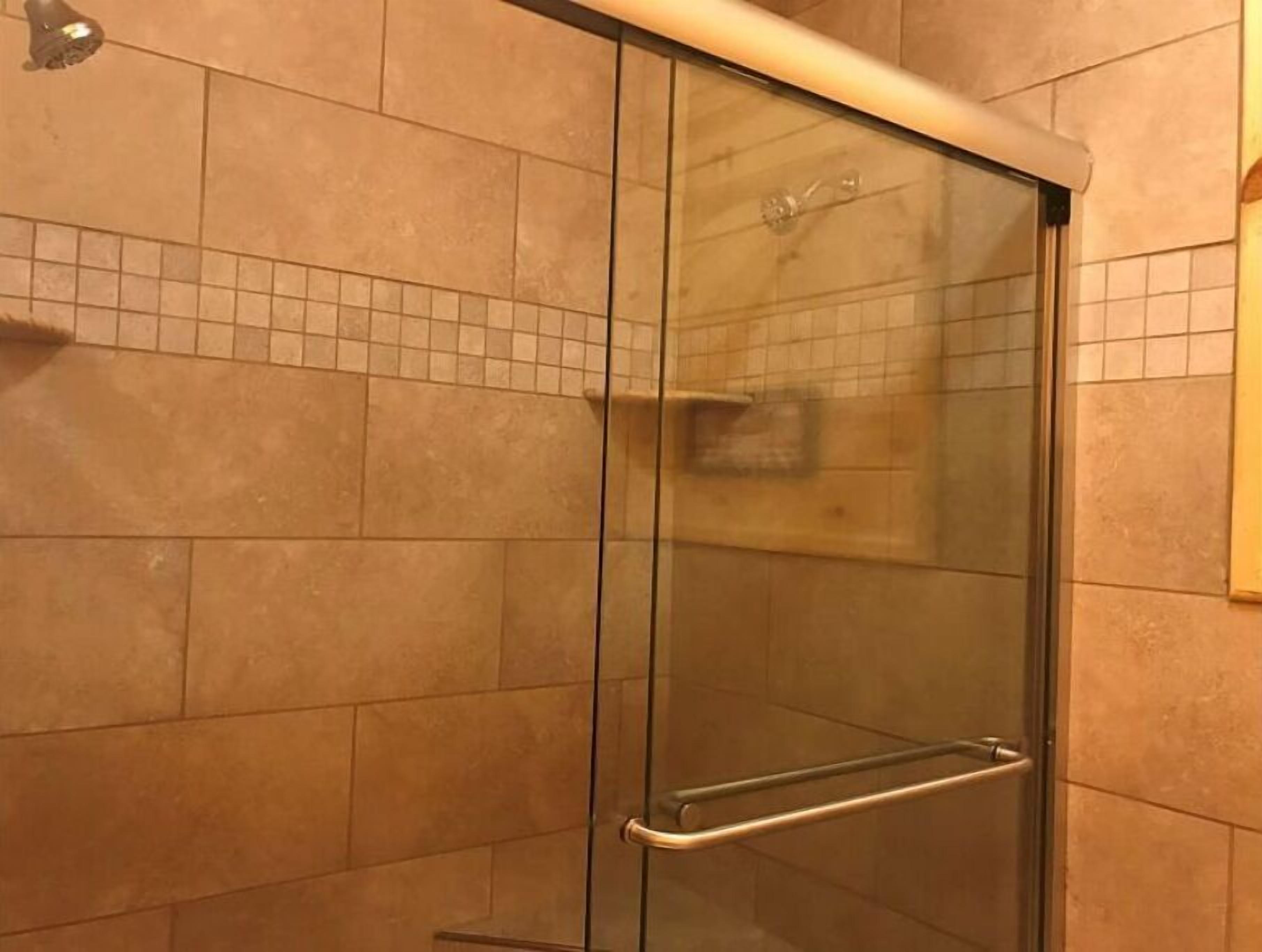 吹风机、毛巾、卫生纸