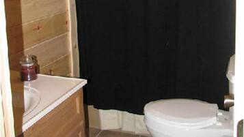 Séchoir à cheveux, serviettes fournies, papier de toilette