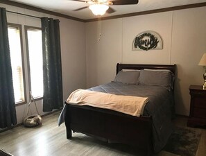 3 bedrooms, bed sheets - 3BR, 2 Bath house with full kitchen, living room, and hot tub. (Putney)