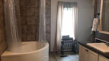 Hiustenkuivaaja, pyyhkeet, vessapaperi