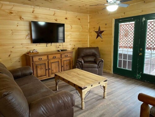 2BR 1 Bath cabin w/ full kitchen, hot tub, and living room.