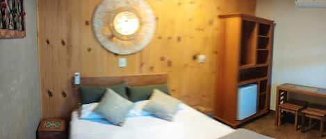 Ropa de cama de alta calidad, minibar y decoración personalizada