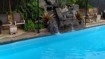 Indoor pool, 2 outdoor pools