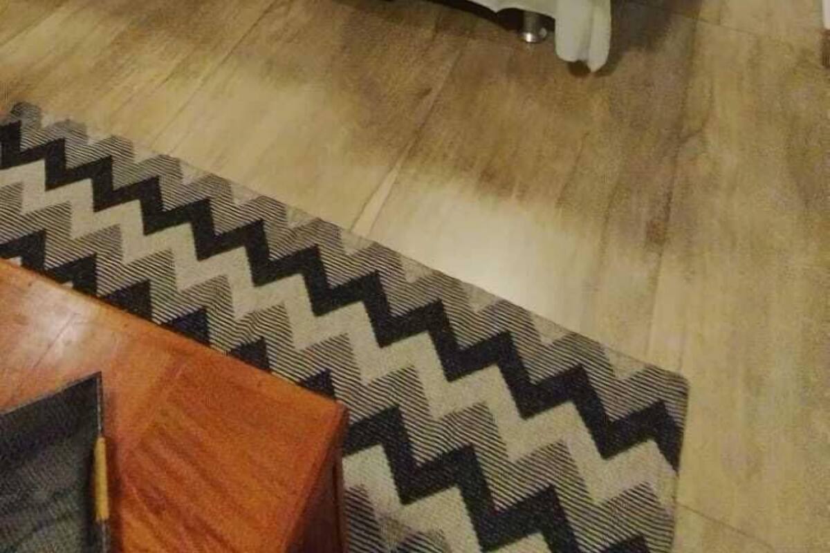 أغطية فراش متميزة وميني بار ومكتب ومساحة عمل للكمبيوتر المحمول