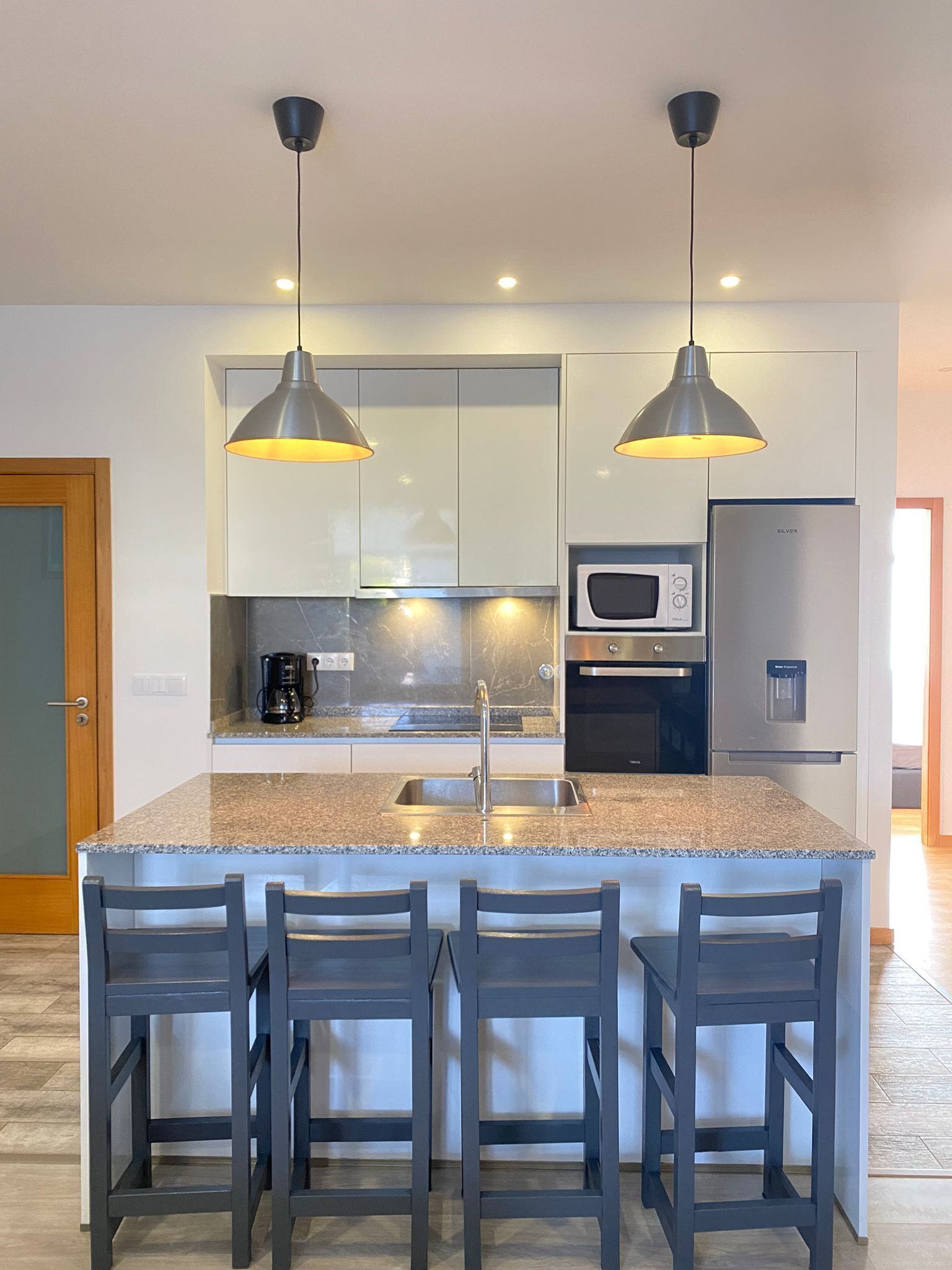 Frigorífico, horno, hervidor eléctrico y tostadora