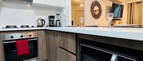 Frigorífic, microones, forn i cafetera i tetera