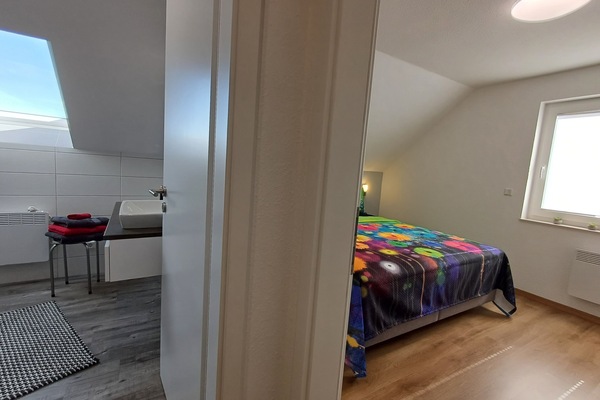OG - Blick ins Bad und kl. Schlafzimmer