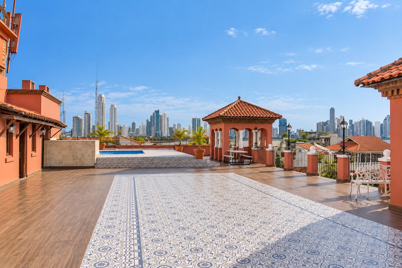 Eine Dachterrasse mit Pool, Sitzgelegenheit und Blick auf eine Stadtlandschaft.