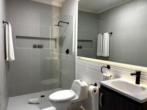 Douche, sèche-cheveux, serviettes fournies