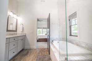 Regadera, secadora de cabello, toallas, papel de baño 