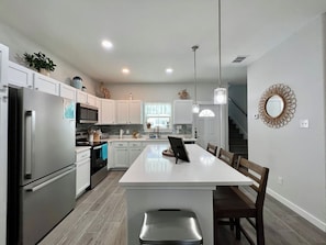 Maison, plusieurs lits, balcon | Cuisine privée | Réfrigérateur, micro-ondes, four, plaque de cuisson