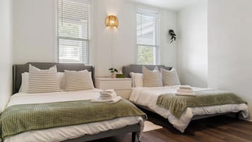 2 habitaciones, escritorio y tabla de planchar con plancha