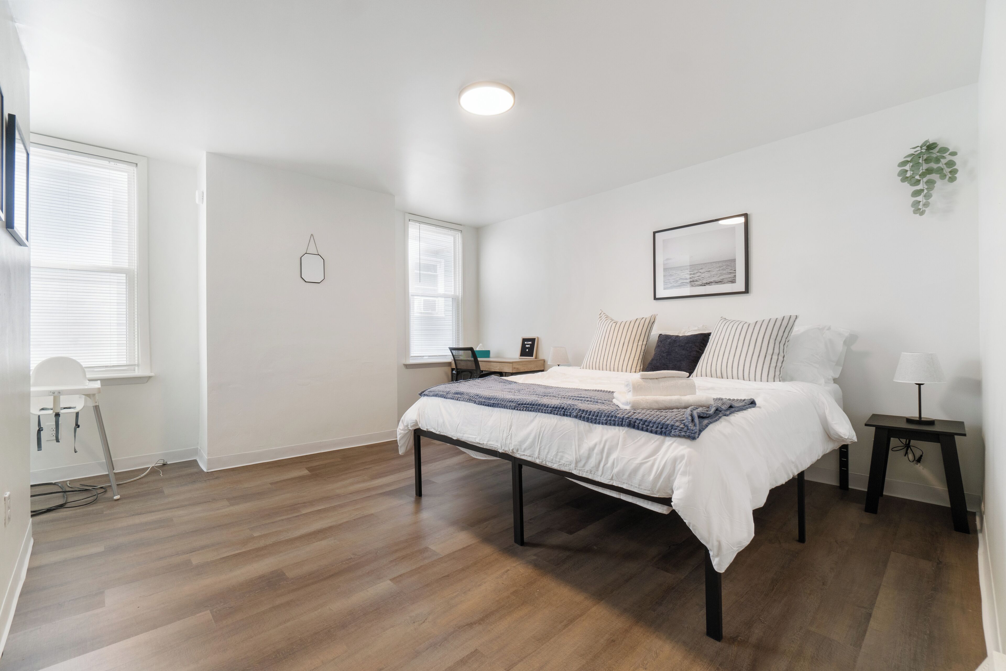 2 室のベッドルーム、デスク、アイロン / アイロン台、旅行用ベビーベッド