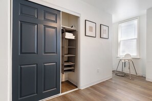 Interior - Apt in Mt Washington, Minutes to Sheraton & City Skyline Views W/Pack'N Play (Pittsburgh)