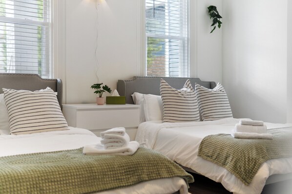 2 bedrooms, desk, iron/ironing board, travel crib - Apt in Mt Washington, Minutes to Sheraton & City Skyline Views W/Pack'N Play (Pittsburgh)