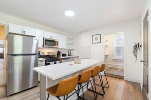 Fridge, microwave, oven, stovetop - Apt in Mt Washington, Minutes to Sheraton & City Skyline Views W/Pack'N Play (Pittsburgh)