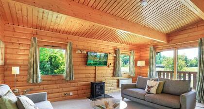 2 bedroom, 5 star, award winning Scandinavian Lodge (sleeps 4)
