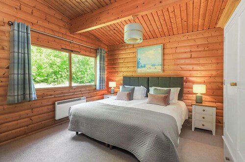 3 Bedroom, 5 star, award winning Lodge with luxurious hot tub (sleeps 6)