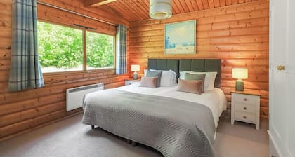 3 Bedroom, 5 star, award winning Lodge with luxurious hot tub (sleeps 6)