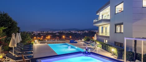 Utomhuspool och uppvÀrmd pool