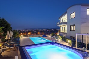 Utendørsbasseng og et oppvarmet basseng