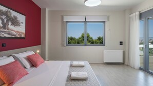 Habitación de hotel con una cama, un ventanal grande, un radiador y vistas a zonas verdes.