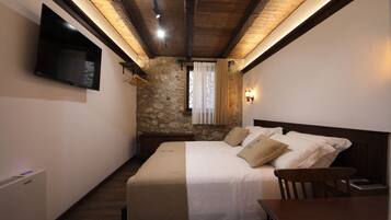 Meja kerja, kedap suara, setrika/meja setrika, dan Wi-Fi gratis