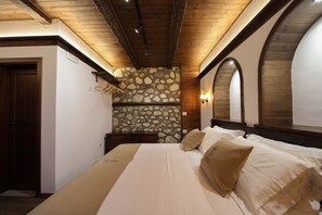 Deluxe Double or Twin Room | Desk, soundproofing, iron/ironing board, free WiFi - Kruja Albergo Diffuso (Krujë)