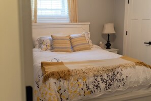2 bedrooms, in-room safe, desk, iron/ironing board