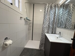 Badewanne, Haartrockner, Handtücher
