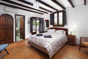 3 chambres, coffres-forts dans les chambres, fer et planche à repasser