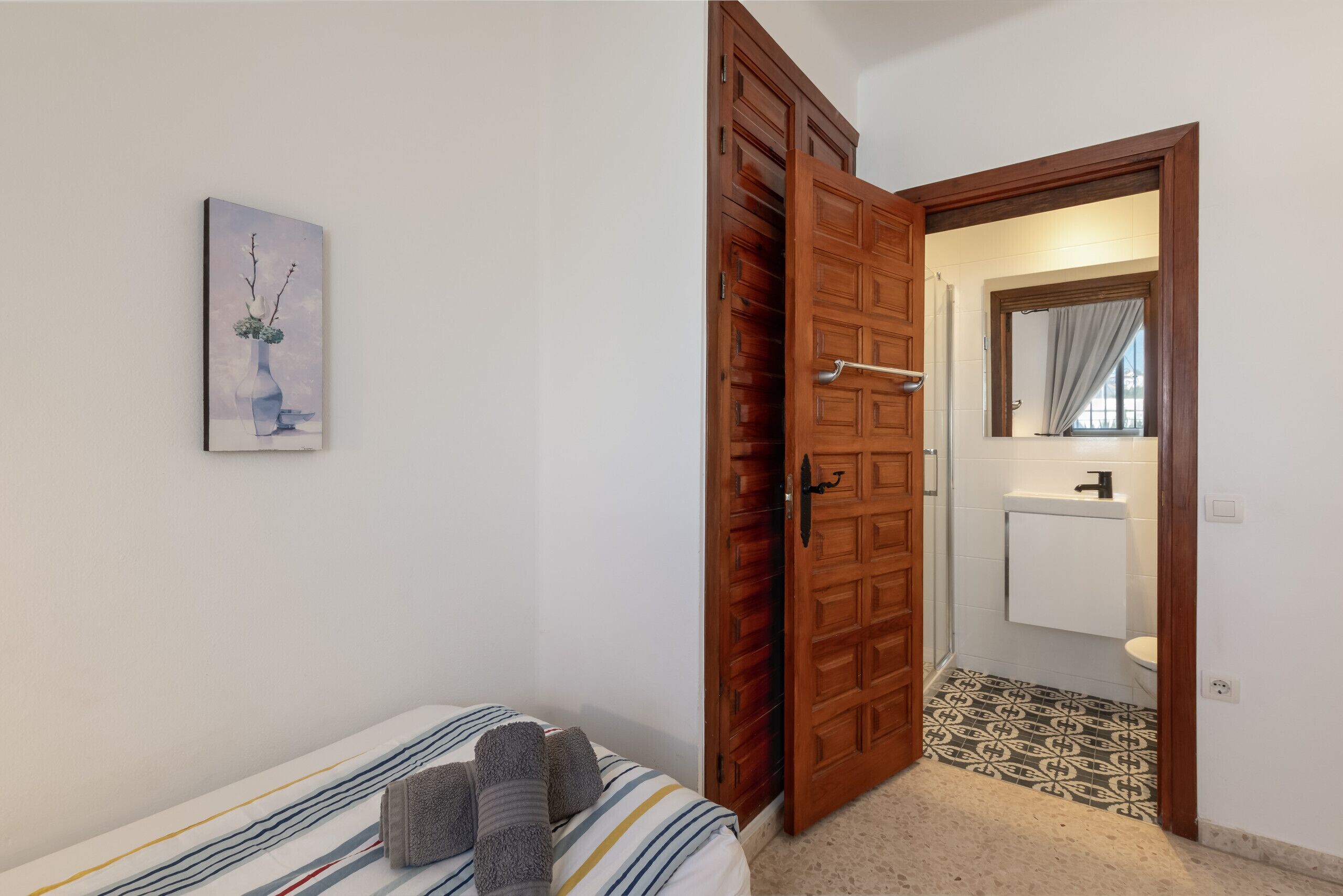 2 chambres, coffre-fort, fer et planche à repasser