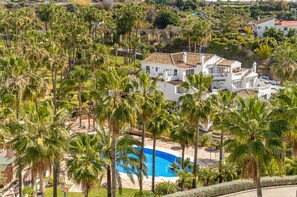 A large white house with a swimming pool surrounded by palm trees. - Rabat 2 - El Oasis de Capistrano! (Nerja)
