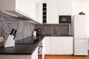 Frigorifero, microonde, forno, piano cottura