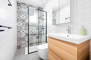 Badewanne, Haartrockner, Handtücher