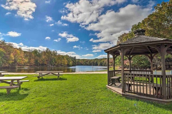 Outdoor dining - Cozy Pocono retreat w/ comfort & style ~ Fire Pit (East Stroudsburg)