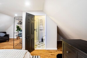 3 bedrooms, desk, iron/ironing board, WiFi - Cozy Pocono retreat w/ comfort & style ~ Fire Pit (East Stroudsburg)