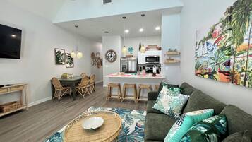 Rumah, Beberapa Tempat Tidur, dapur, pemandangan samudra | Area keluarga | TV