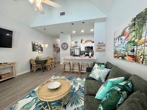 Nhà, nhiều giường, bếp, quang cảnh biển | Khu phòng khách | TV 