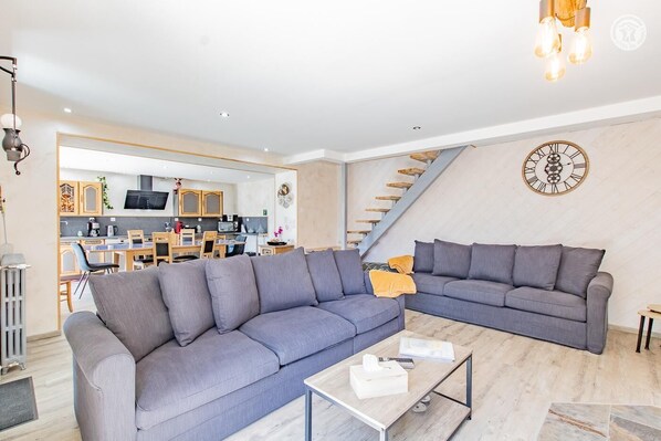 Televisión, chimenea y tenis de mesa 