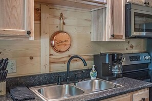 Cafetière/bouilloire, réfrigérateur, micro-ondes, four