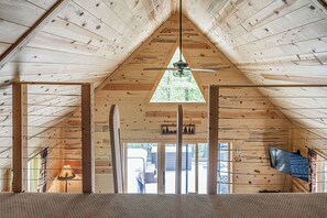 2 bedrooms, free WiFi, bed sheets - Blackberry Bramble: Budget-friendly in Hocking: WiFi, hot tub + Firepit (Sugar Grove)