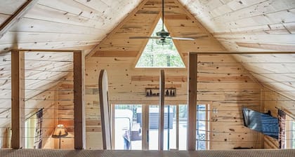 Now with Wifi! Blackberry Bramble: Budget-friendly in Hocking, hot tub + Firepit