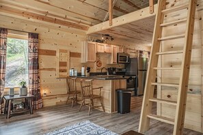 Coffee/tea maker, fridge, microwave, oven - Blackberry Bramble: Budget friendly Hocking Hills (Sugar Grove)