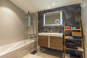 Bathtub, hair dryer, towels - GITE DU RUISSEAU73 - BOURG SAINT MAURICE (BOURG SAINT MAURICE)