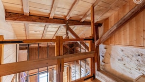 Un intérieur en bois, avec des poutres apparentes et une esthétique rustique.