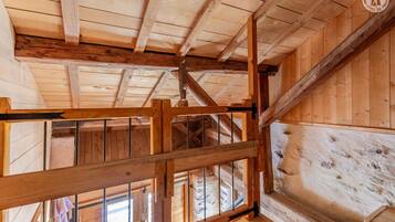 Un intérieur en bois, avec des poutres apparentes et une esthétique rustique.