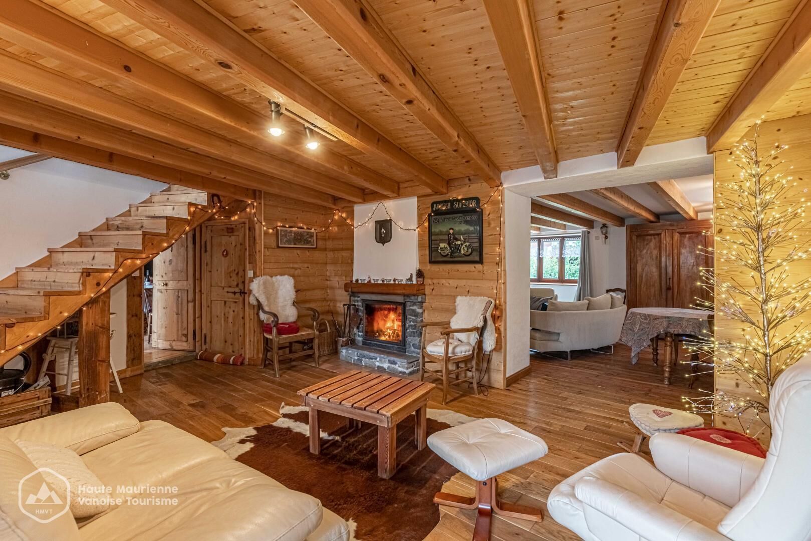 Smart TV, chimenea, reproductor de DVD y estéreo 