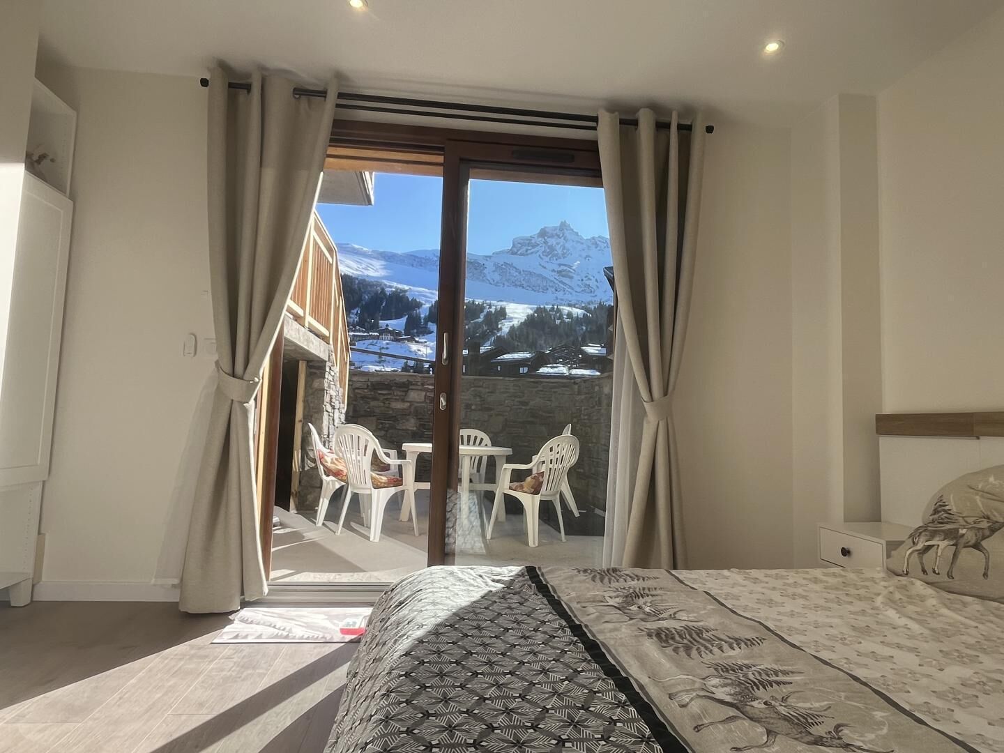 4 chambres, fer et planche à repasser, lit de bébé portatif