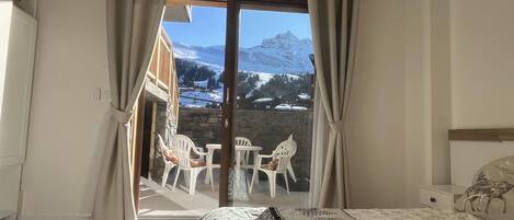 4 chambres, fer et planche à repasser, lit de bébé portatif